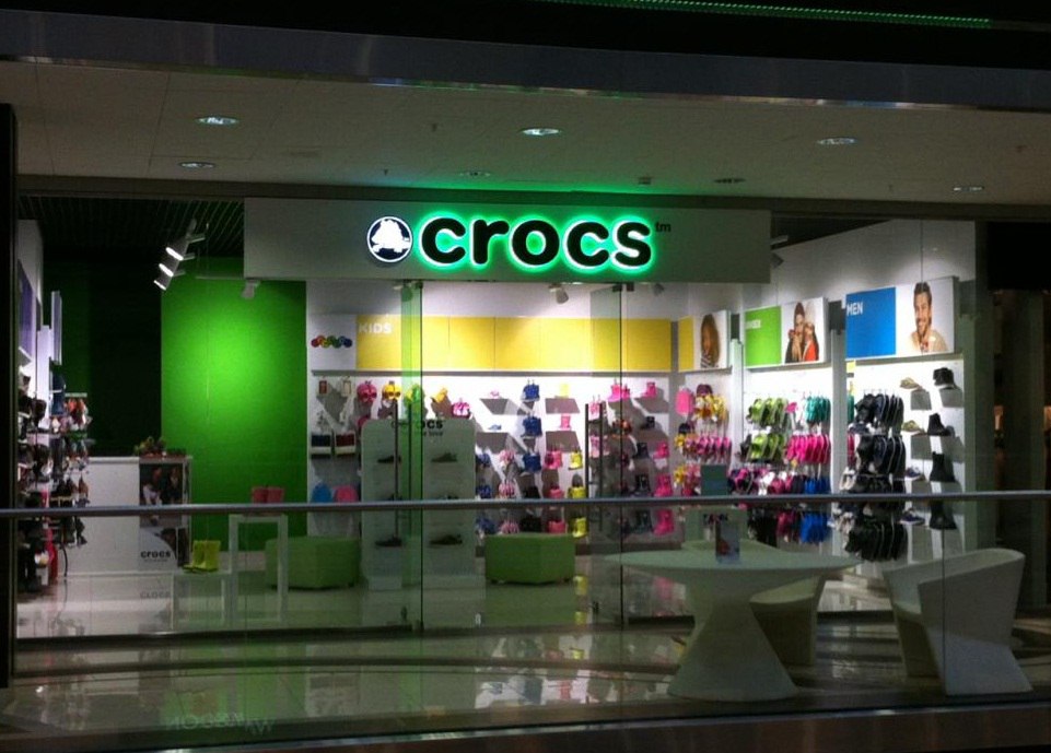 вывеска магазина одежды crocs